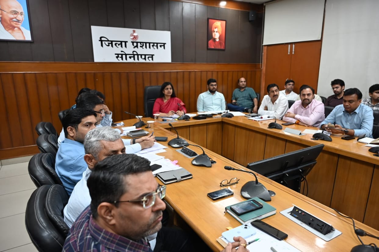 Chief Minister reviews flood management; directs officials to keep all preparations complete.