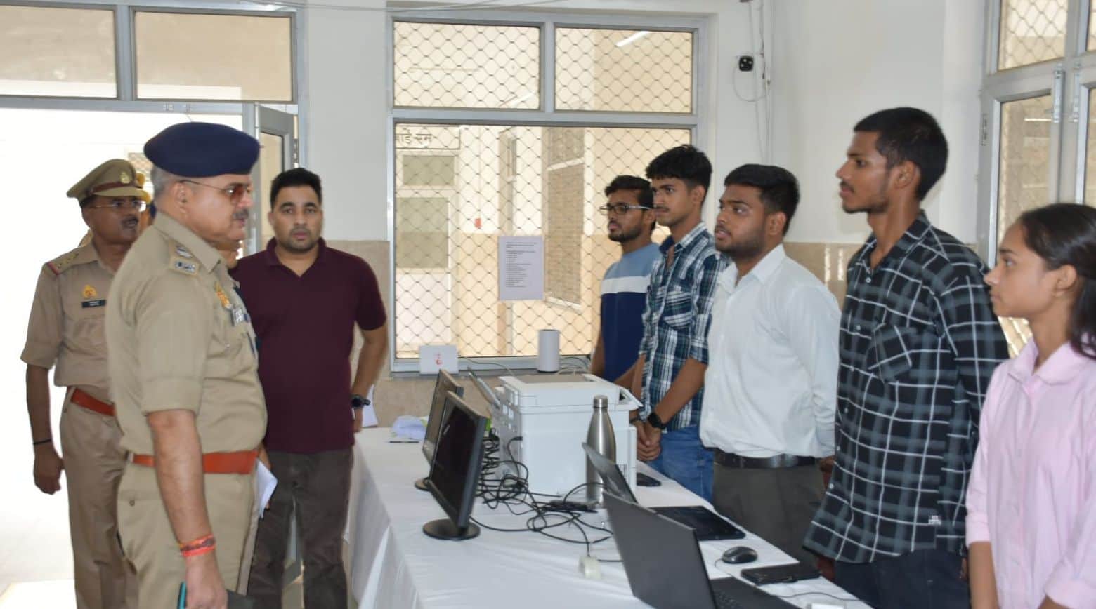 फोटो36रिजर्व पुलिस लाइन में होमगार्ड परीक्षा के सफल अभ्यर्थियों के अभिलेखों एवं शारीरिक द