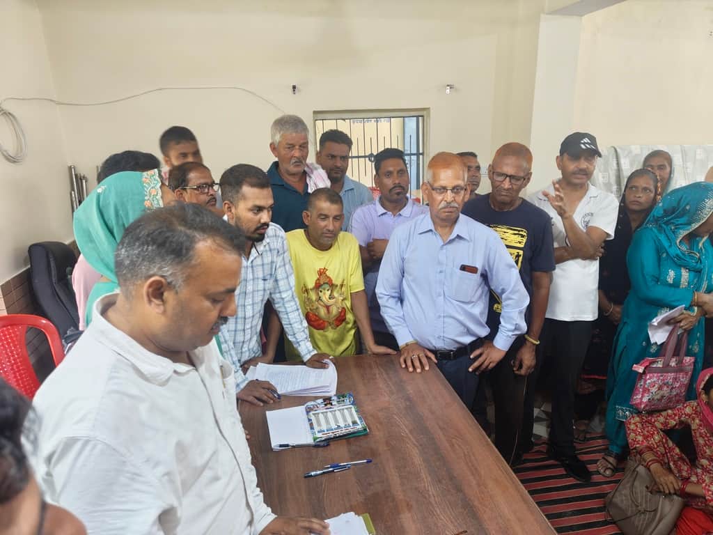 ग्राम सभा के दौरान सामूहिक चित्र में पंचायत नंदरूल के प्रतिनिधि। -जागरुक पाठक