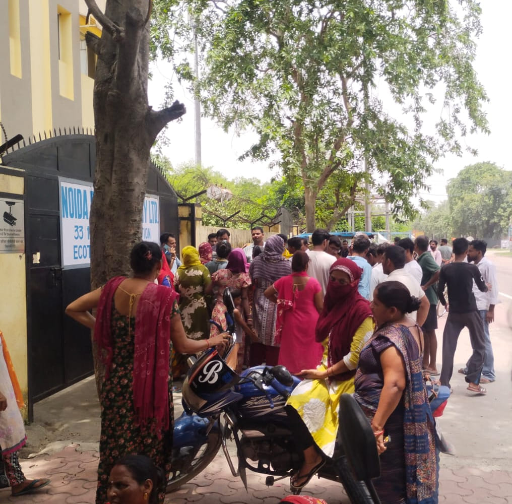 Residents of the Kulesara flood-prone area gheraoed the NPCL office.