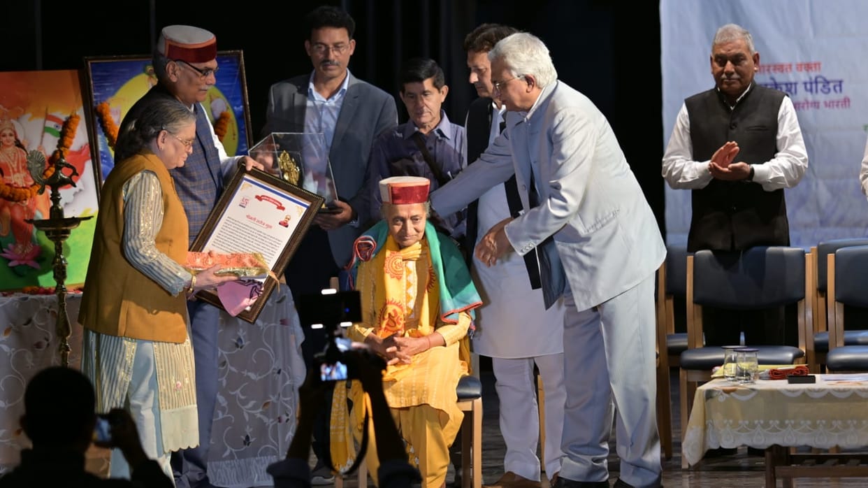 Healthcare professionals honored with the Arogya Shree Samman.