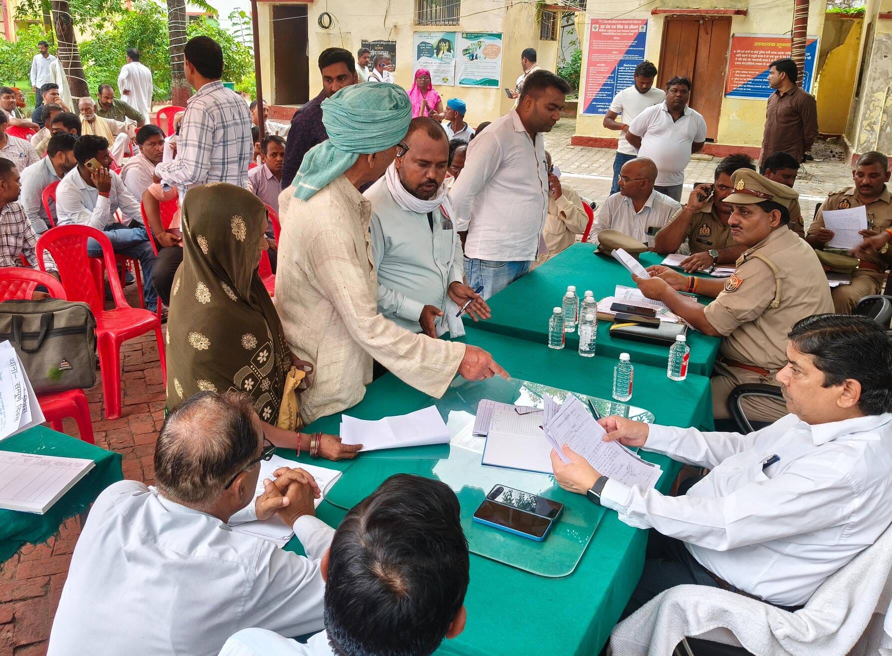 घोसी कोतवाली में समाधान दिवस पर जन सुनवाई करते एसडीएम अशोक कुमार सिंह।संवाद