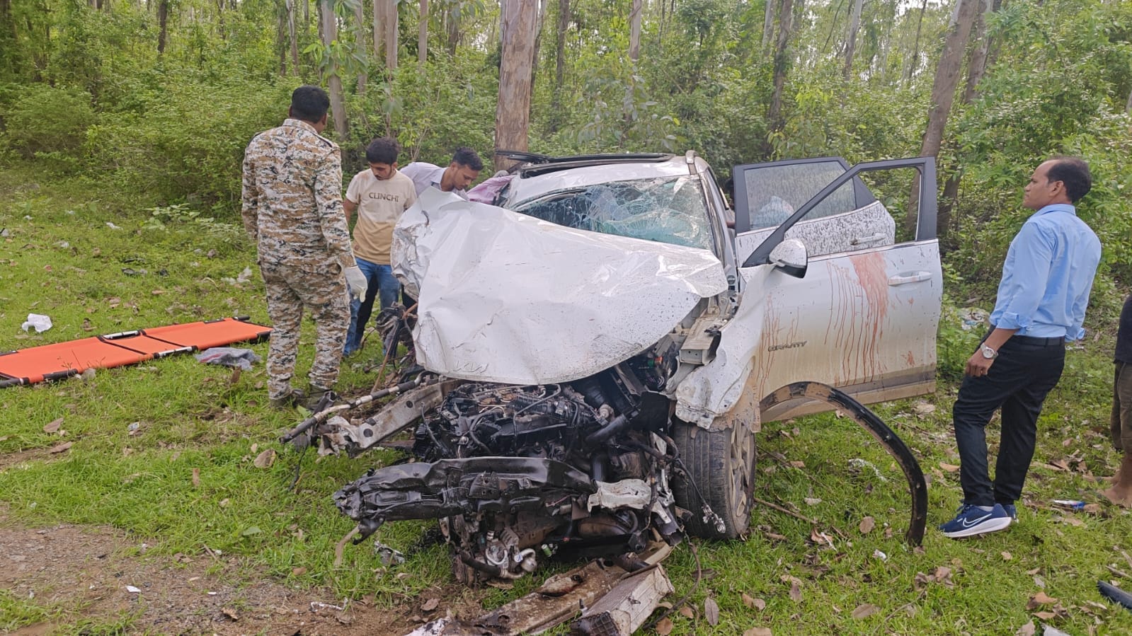 घटना के बाद क्षतिग्रस्त कार व जंगल मे घुसी बस