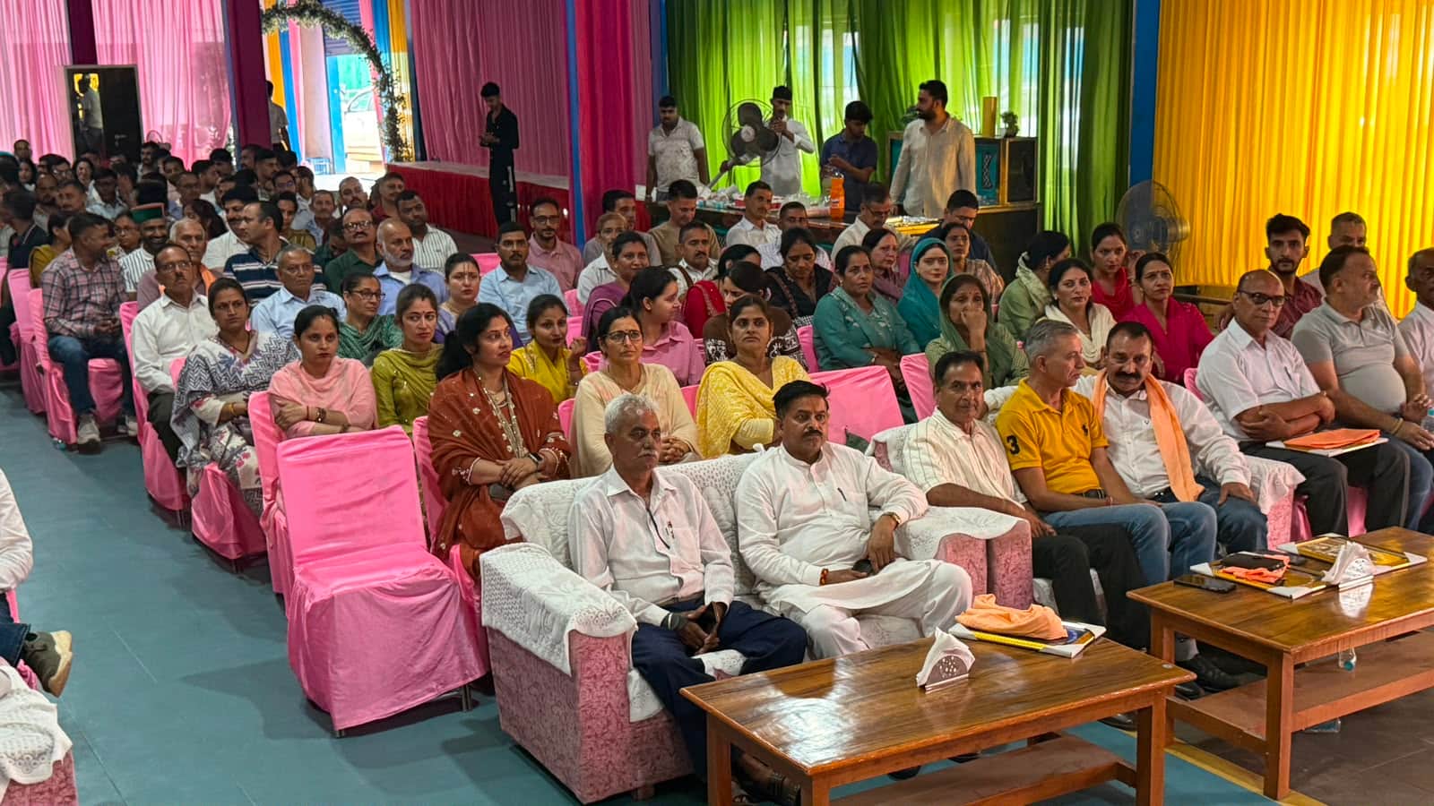हिमाचल प्रदेश प्राथमिक सहकारी सभाएं कर्मचारी संघ की राज्य स्तरीय बैठक में मौजूद पदाधिकारी। स्रो