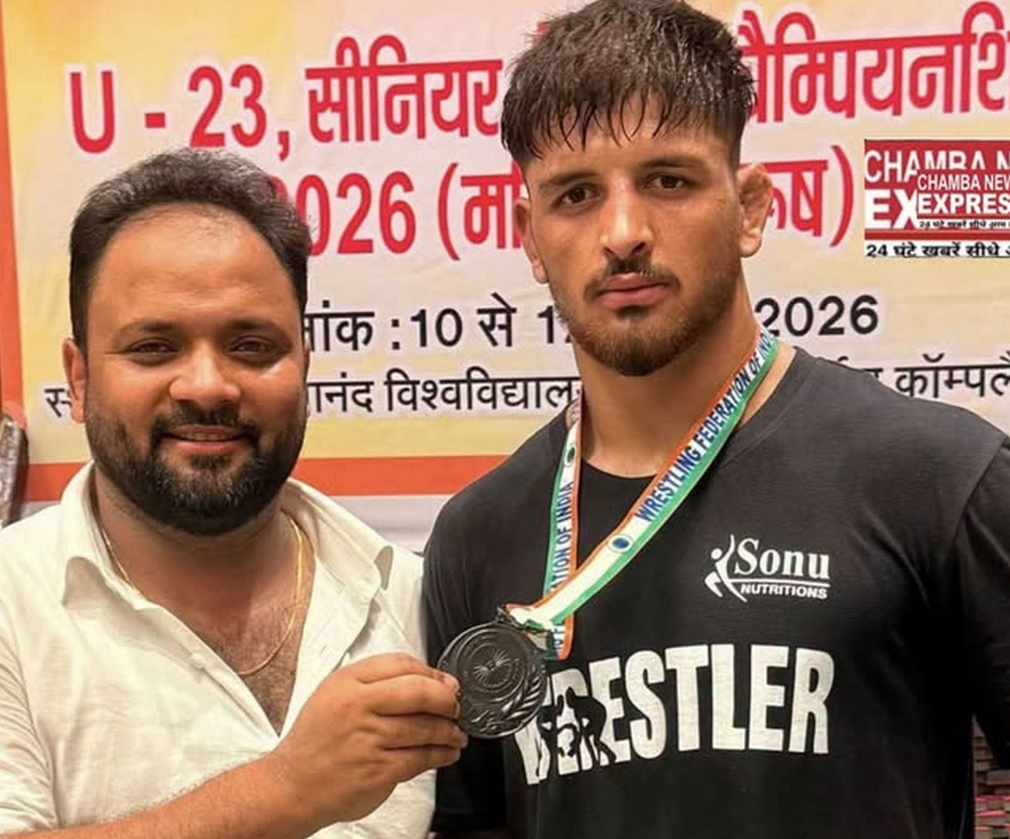 हरियाणा के रोहतक में मेडल जीतने के बाद मेडल के साथ पहलवान सुमित ठाकुर।स्रोत जागरूक पाठक