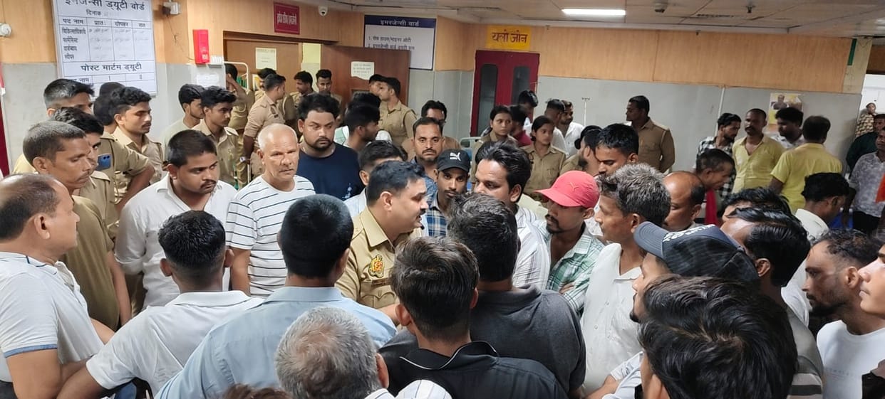 A young man who was taken to the district hospital after being bitten by a snake dies, causing uproar among family members