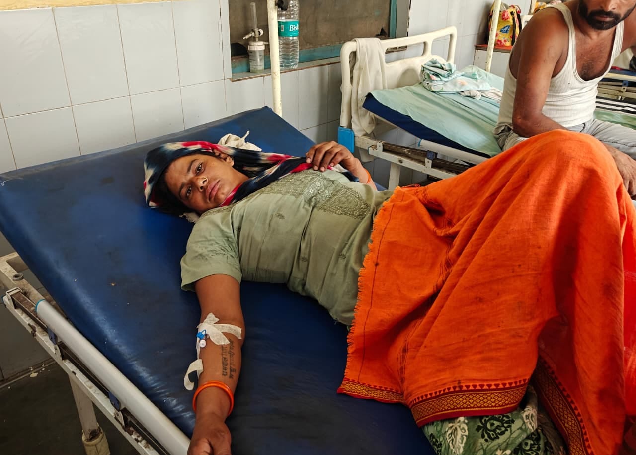 जिला चिकित्सालय के मेडिकल वार्ड में भर्ती सांप काटने की मरीज मधु देवी। संवाद