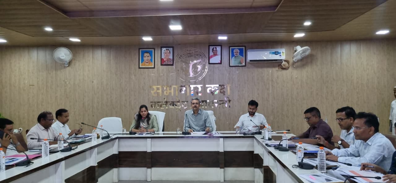 कलेक्ट्रेट सभागार में आयोजित बैठक में मौजूद अपर सचिव। - स्रोत: विभाग