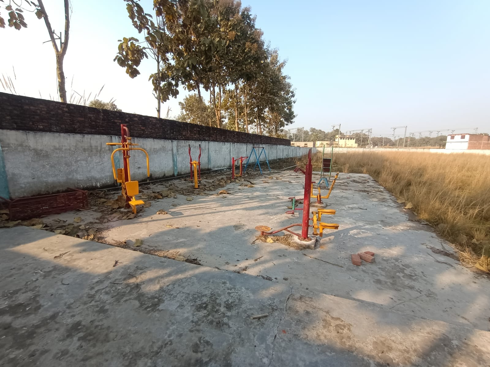 कोपागंज ब्लॉक के शाहपुर स्थित मनरेगा खेल मैदान में टूटे झूले और उगी झाड़ियां। संवाद