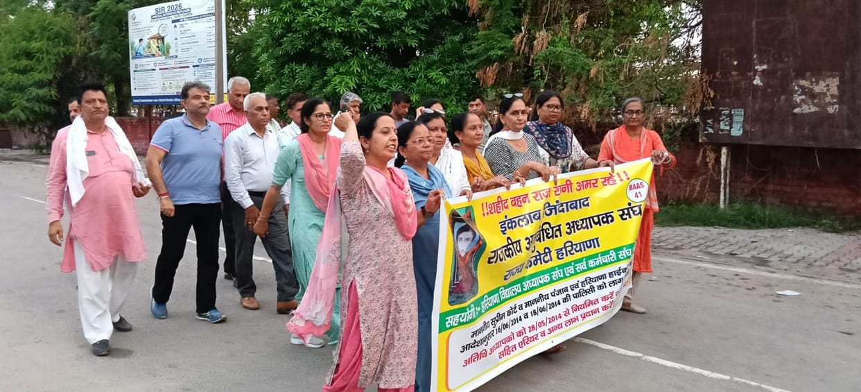 Female guest teachers took charge, preparing for the march to the Chief Minister's residence