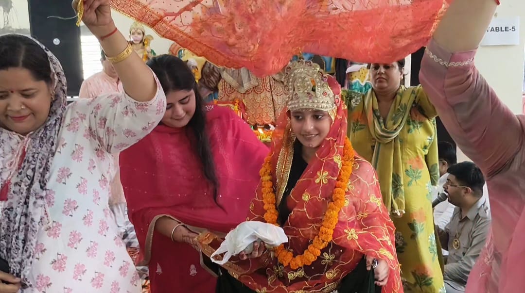Devotees danced to the hymns, little girls gave blessings during the Sankirtan.