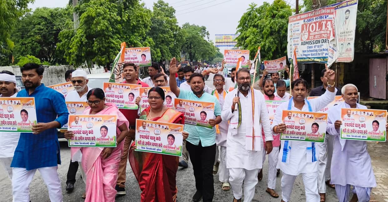 Police detained Congress workers.
