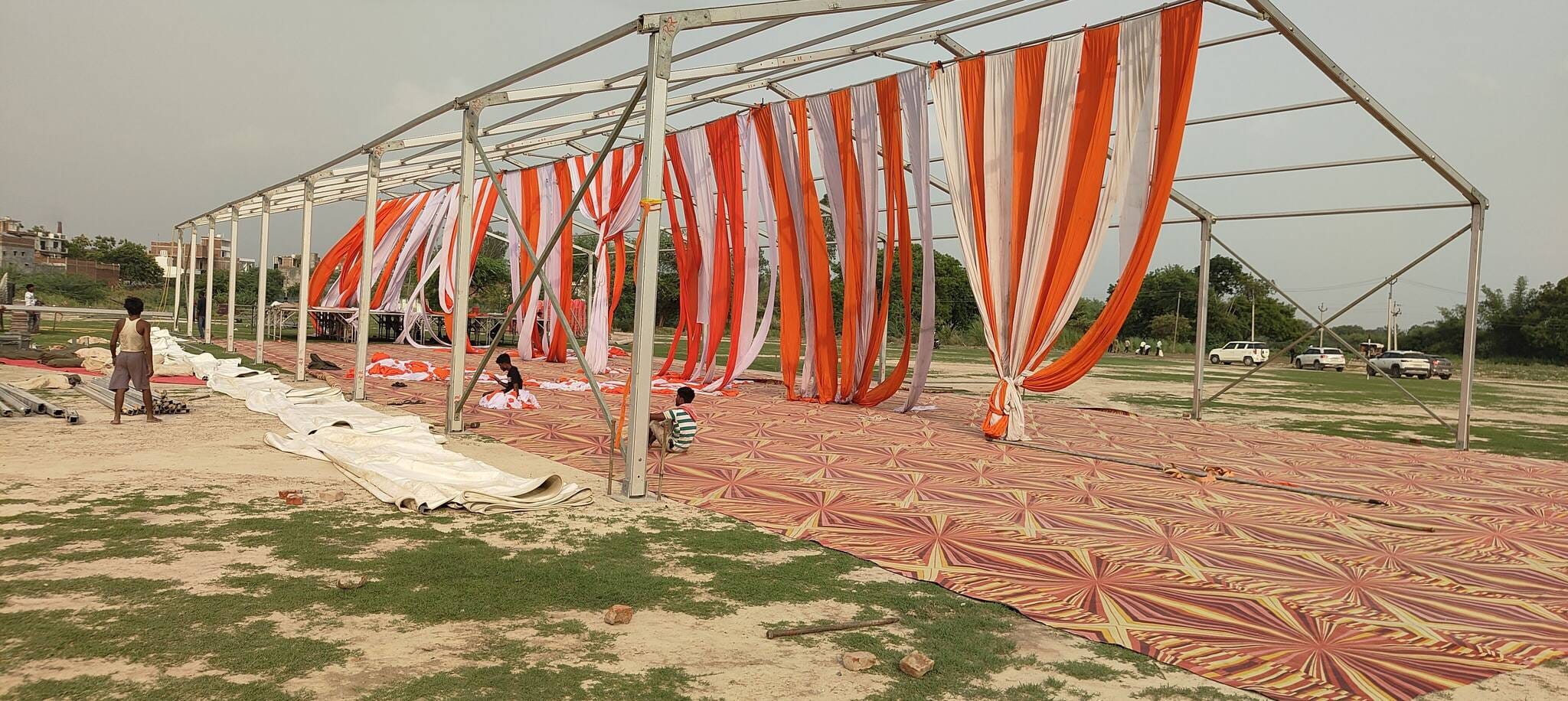 खीरों कस्बे में पौधरोपण अभियान कार्यक्रम को सजाया जा रहा टेंट। 
