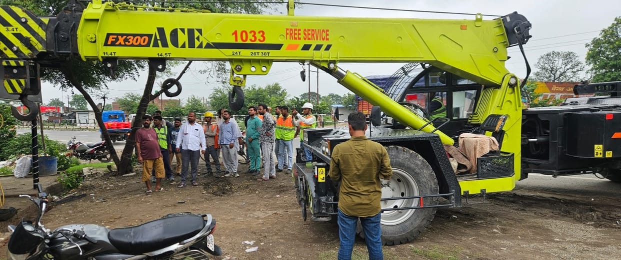 Encroachments were removed from Lal Imli Crossing to Subhash Nagar and Model Road.