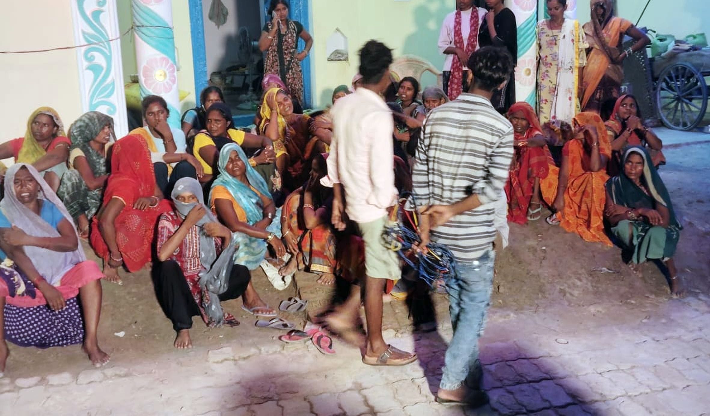  मोहनगंज के पूरे भीखन शाह में गमगीन मृतक विवाहिता विमलेश के परिजन। स्रोत ग्रामीण