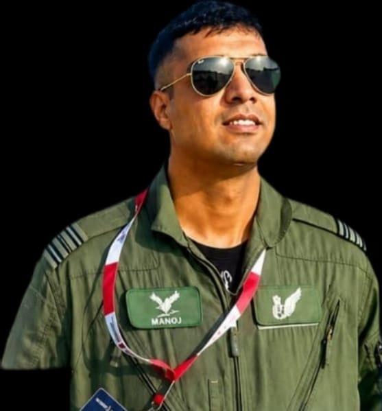Manoj becomes a Wing Commander in the Air Force.