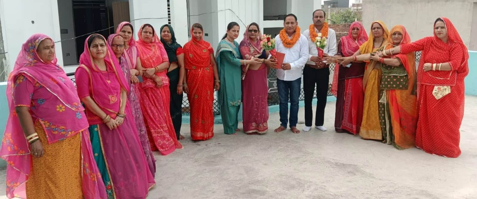 नए पदाधिकारियों का सम्मान करते समाज के लोग। स्रोत : समाज