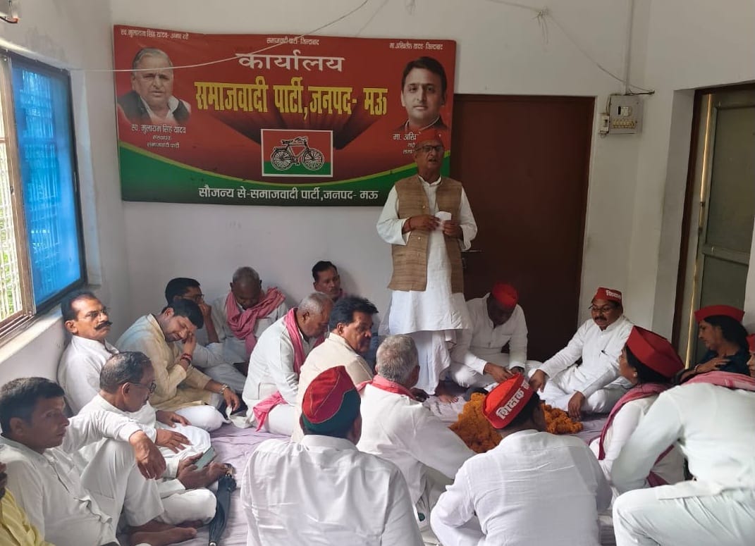 नगर के बालनिकेतन स्थित सपा कार्यालय पर मासिक बैठक को संबोधित करते जिलाध्यक्ष दूधनाथ यादव। स्र