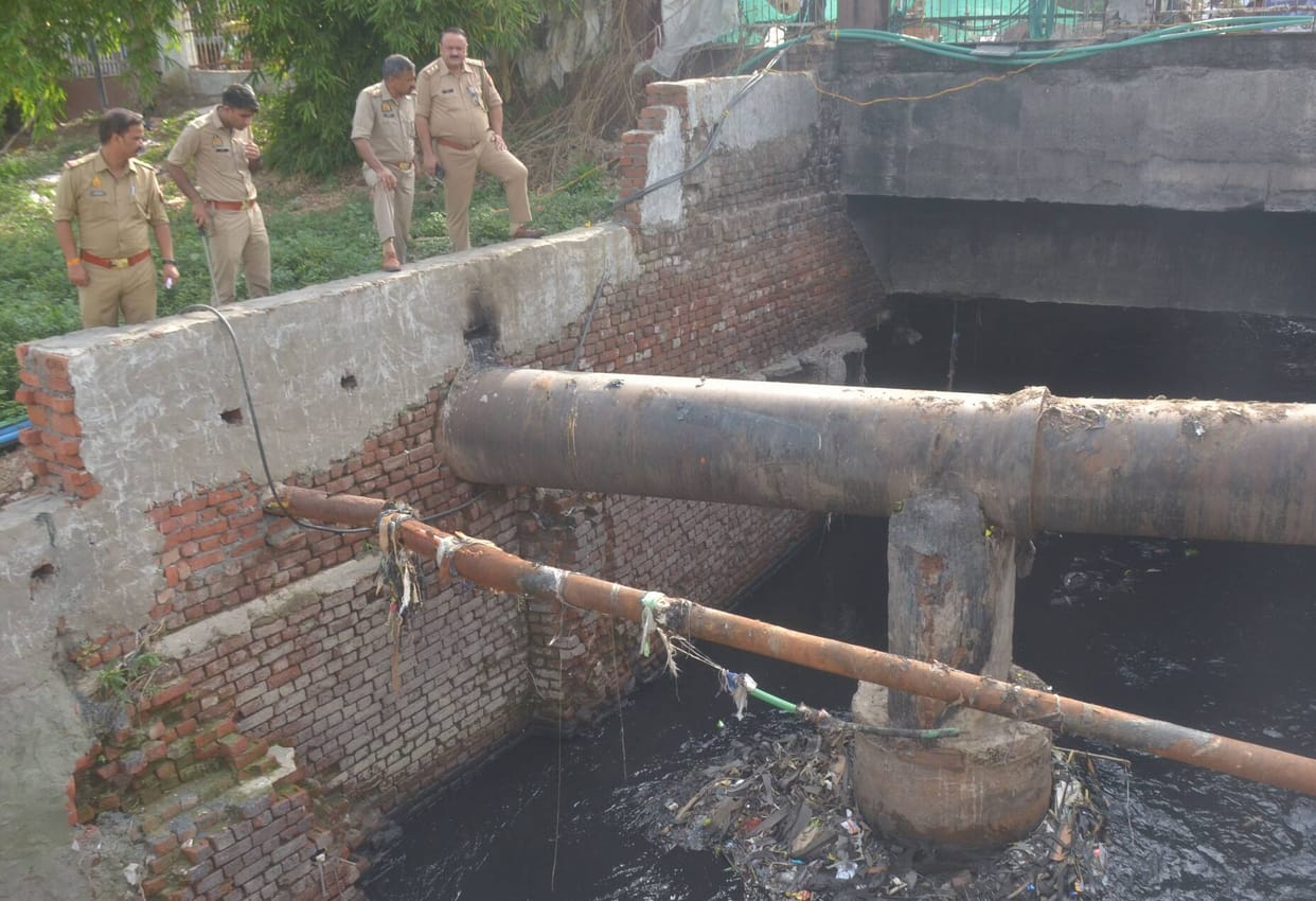 Municipal Corporation teams broke through a 70-meter slab and descended into the underground drain.