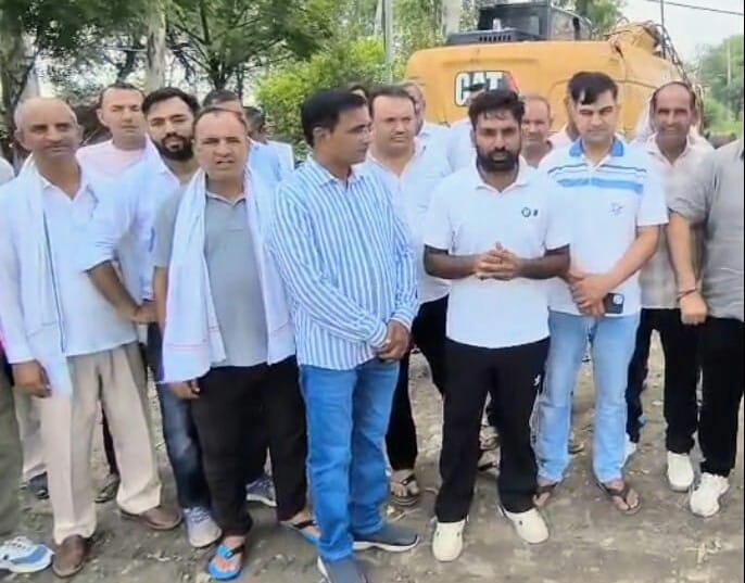 नौल्था गांव में हाईवे पर बनने वाले फ्लाईओवर के विरोध में प्रदर्शन करते ग्रामीण व दुकानदार। संवा