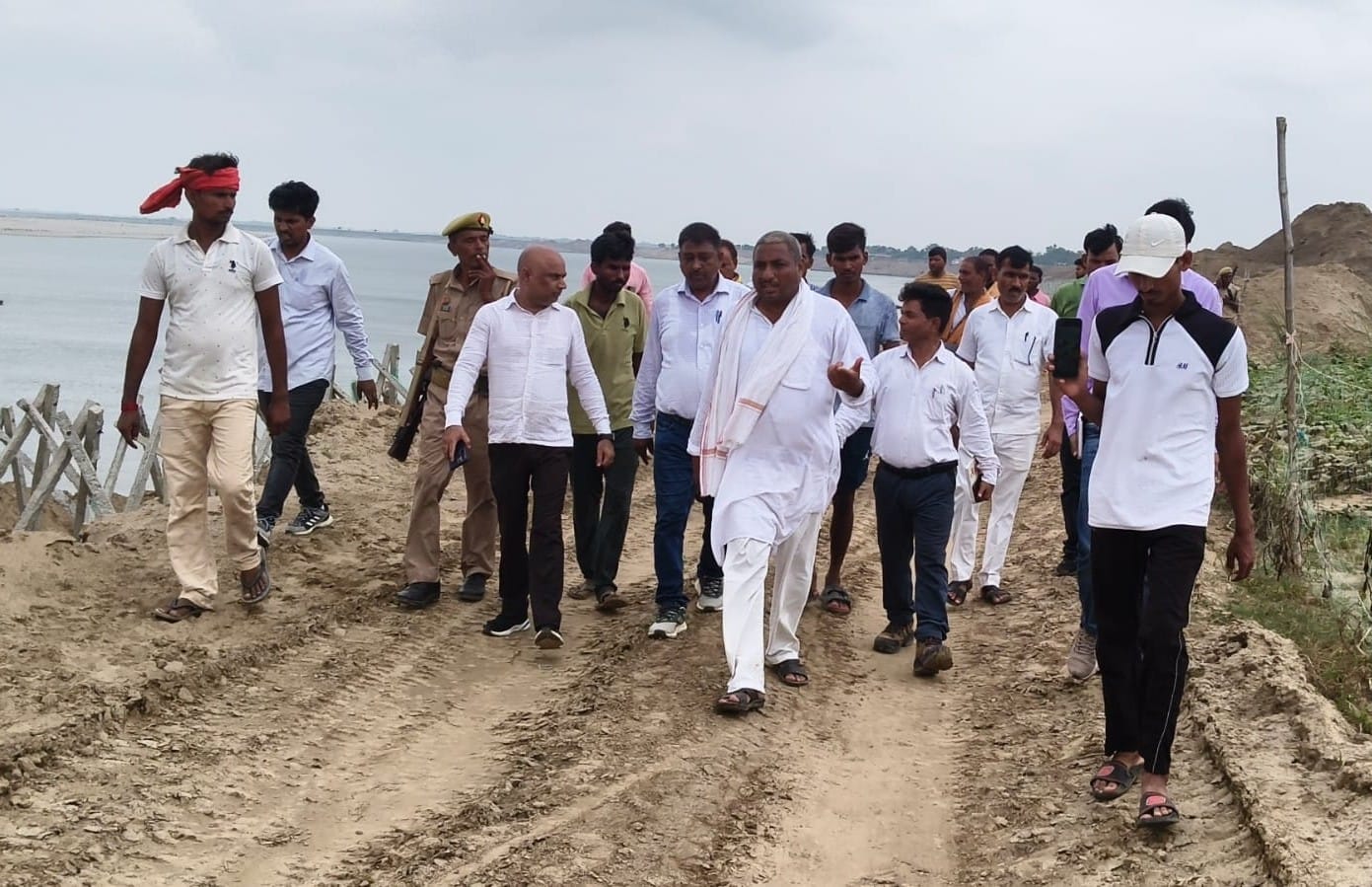 नौरंगा गांव में चल रहे कटानरोधी का कार्य का निरीक्षण करते बैरिया एसडीएम संजय कुशवाहा साथ में ग्