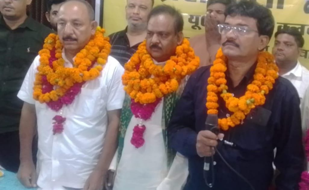 Ravindra became the President and Marif the General Secretary of the E-Rickshaw Morcha.