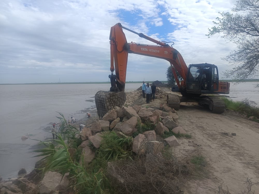 Fluctuations in the Gandak River have heightened the concerns of villagers living along the banks.