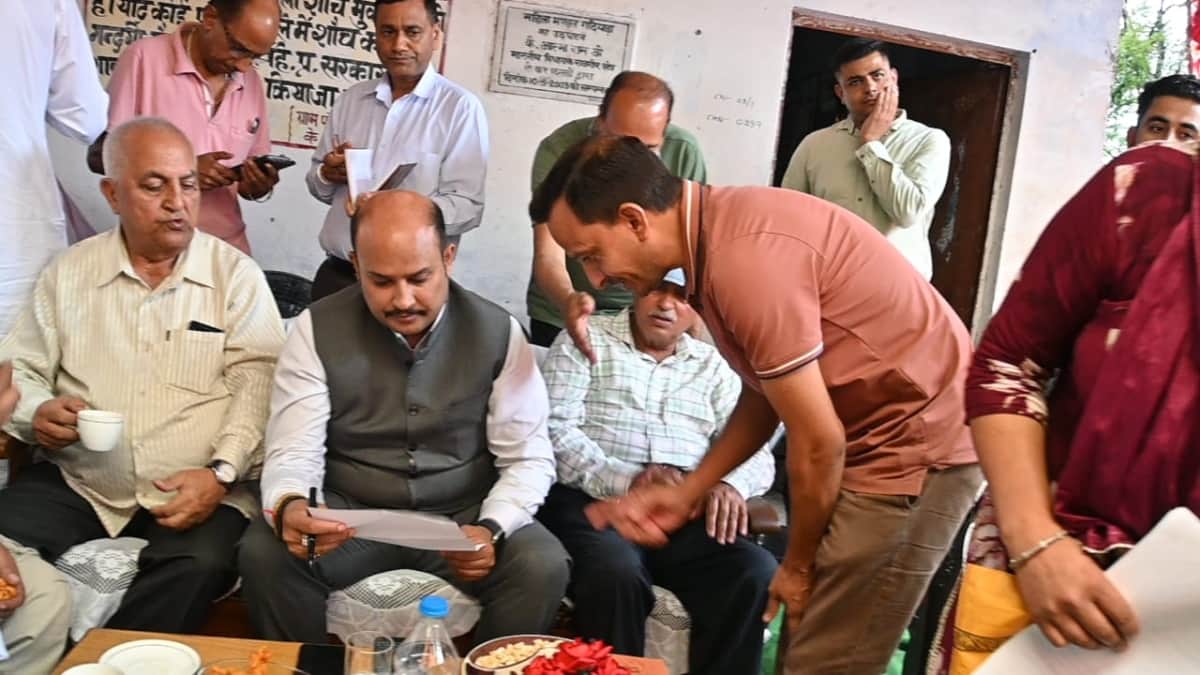 पंचरुखी के गदियाड़ा में लोगों की समस्याएं सुनते मंत्री यादविंद्र गोमा। -स्रोत : कांग्रेस 