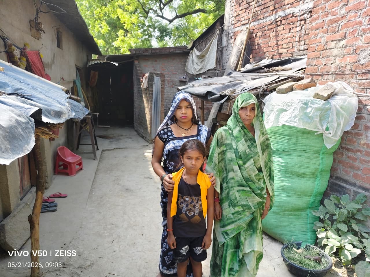 पाकिस्तान-- लालमणि बिंद की माँ पत्नी और बेटी। संवाद