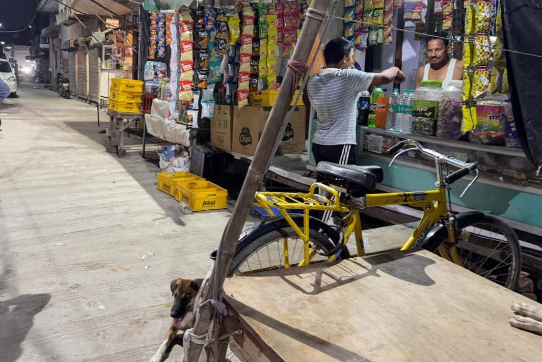 पिलखुवा में दुकानदारों ने सड़क तक फैलाया अतिक्रमण।संवाद