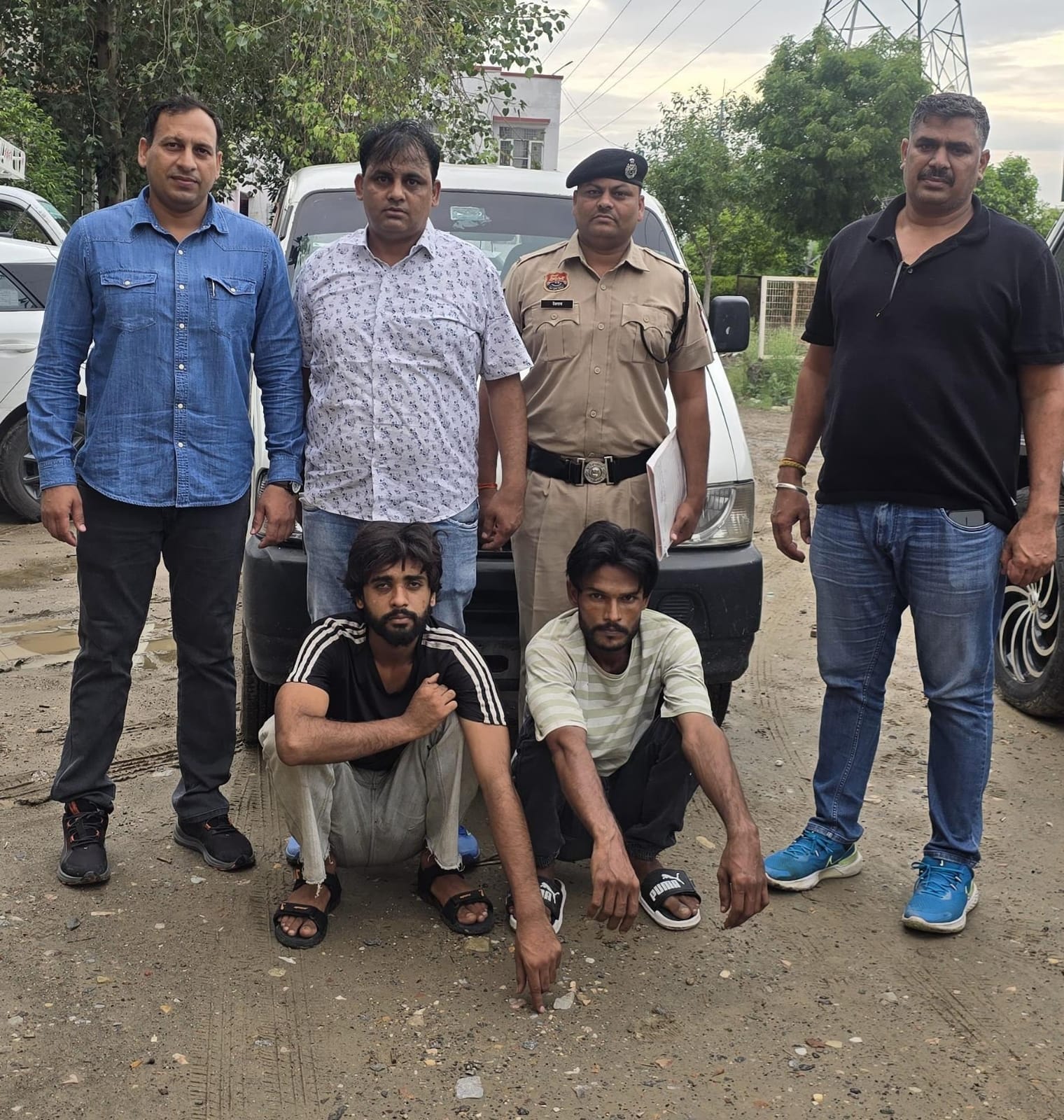 पुलिस गिरफ्त में वाहन चोरी के आरोपी। स्रोत : पीआरओ