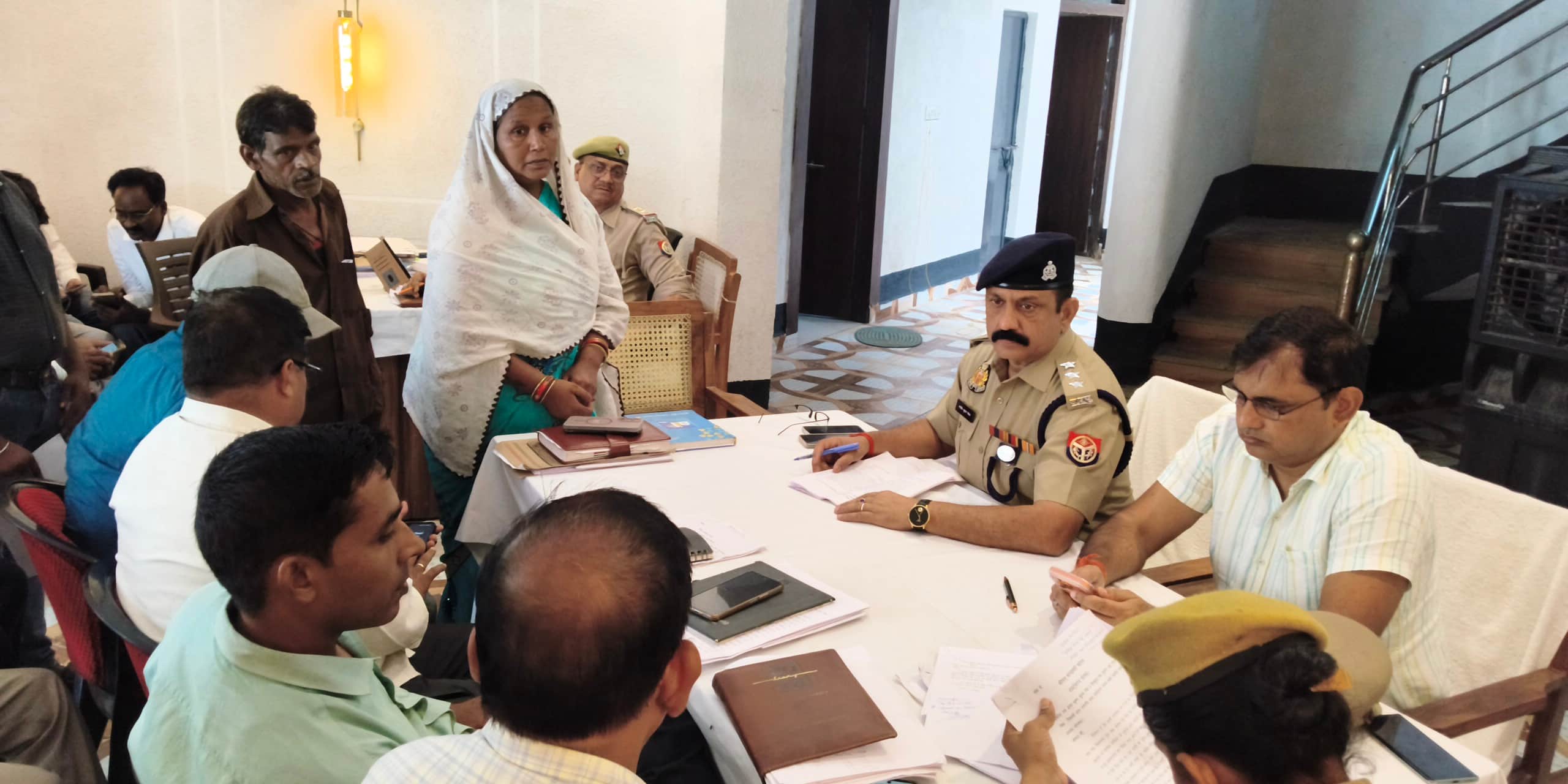 रॉबर्ट्सगंज कोतवाली में थाना समाधान  दिवस पर फरियाद लगाते लोग।संवाद