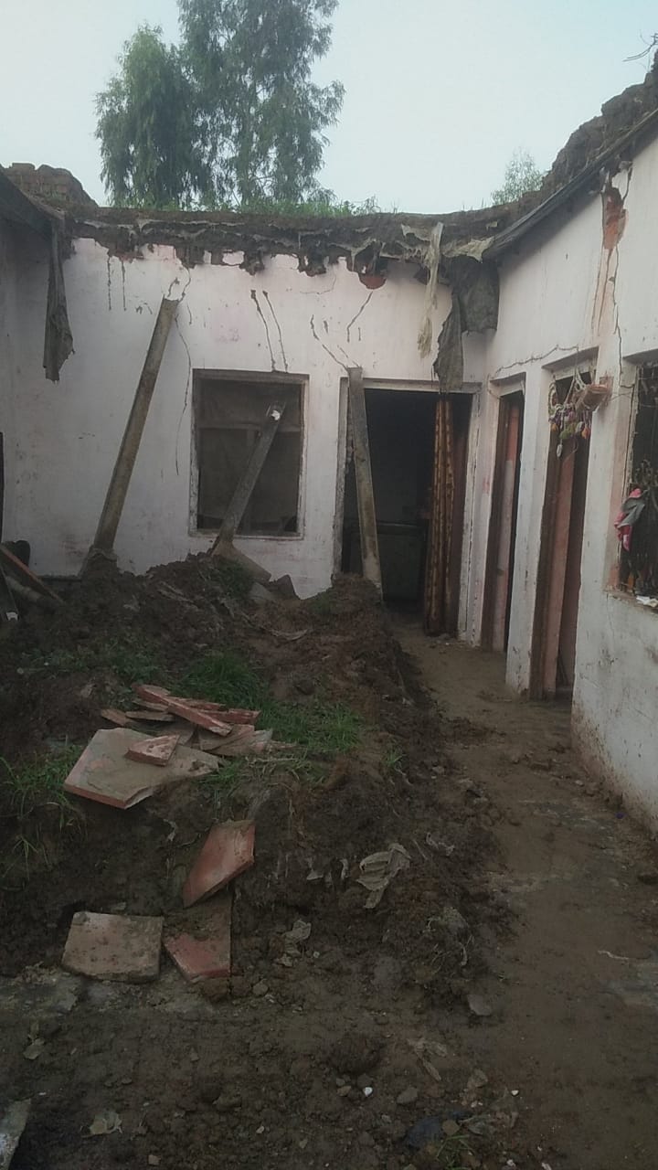 Roof of dilapidated house collapses; major accident averted.