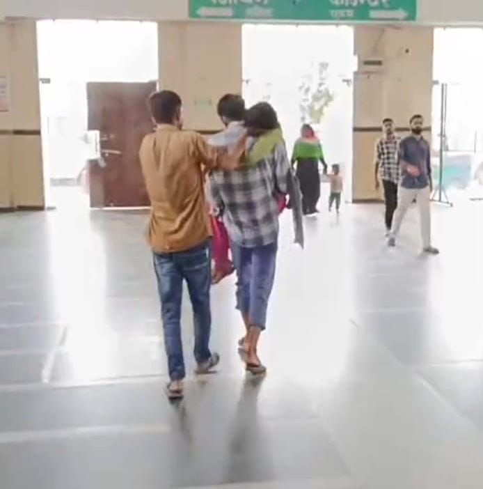 brother ran carrying sister on his shoulder after no stretcher available at Badaun Medical College