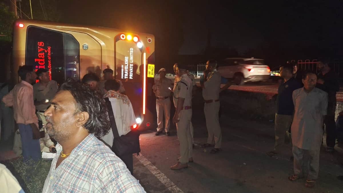 राष्ट्रीय राजमार्ग-44 पर मोहटली रैंप के पास बस पलटने के बाद एकत्रित लोग और पुलिस कर्मी। -स्रोत 
