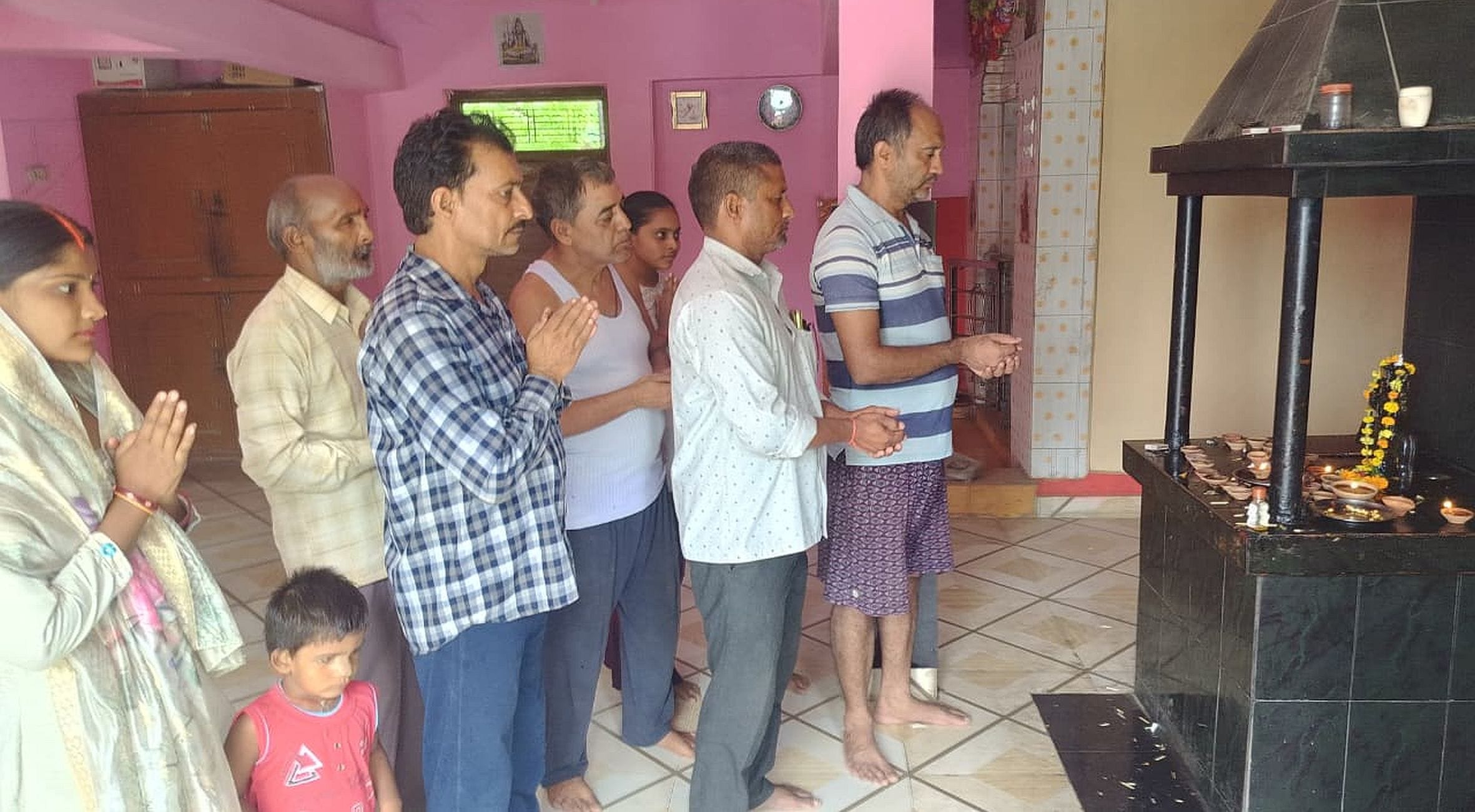 संग्रामपुर के कालिकन परिसर स्थित शनिदेव धाम में दर्शन-पूजन करते श्रद्धालु। -संवाद