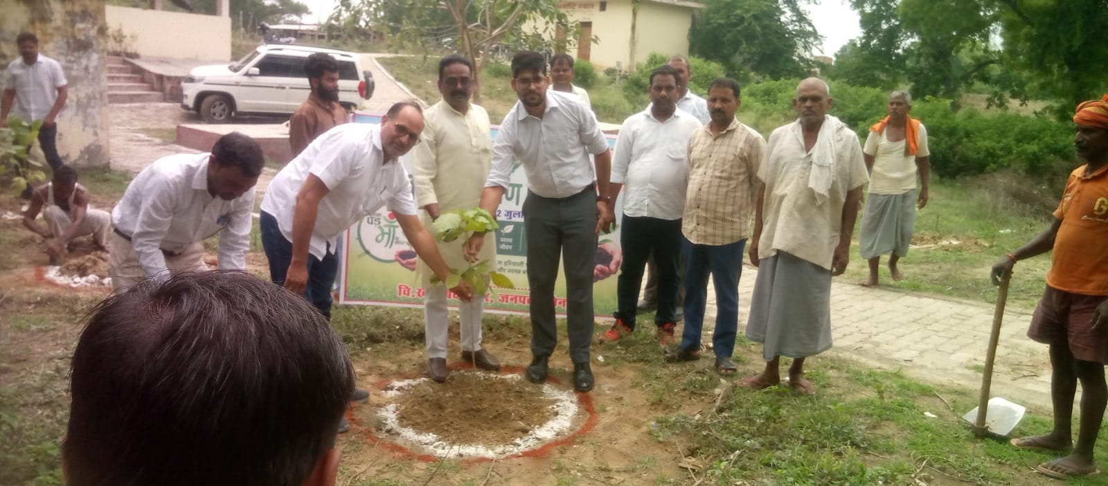 सिंगरामऊ क्षेत्र के महमूदपुर में पौधारोपण। स्रोत-संवाद