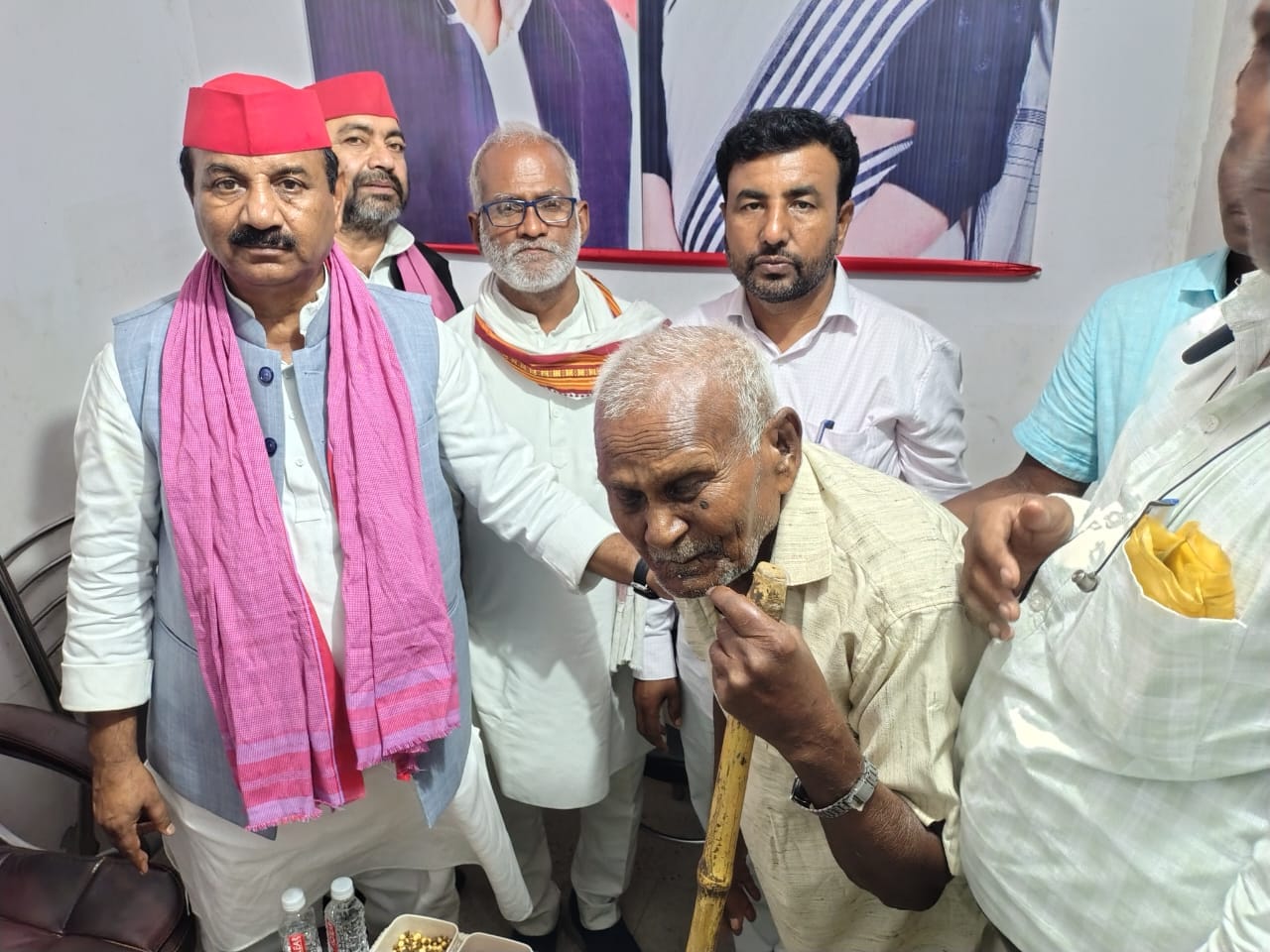 सुजानगंज -सपा कार्यकर्ता से मिलते प्रदेश अध्यक्ष श्याम लाल पाल। स्रोत-सपा कार्यकर्ता