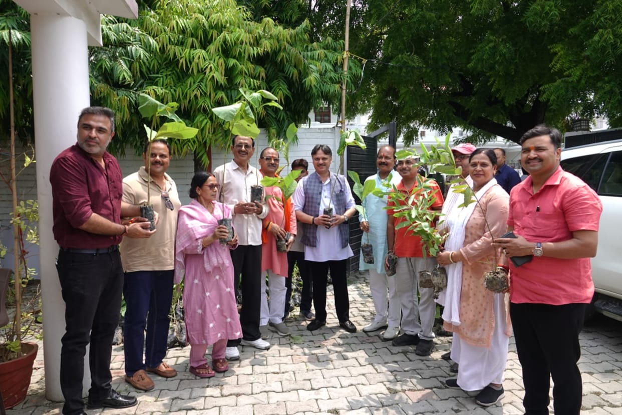 Dr. Rajeshwar Singh will distribute sarees to 350 ASHA workers.