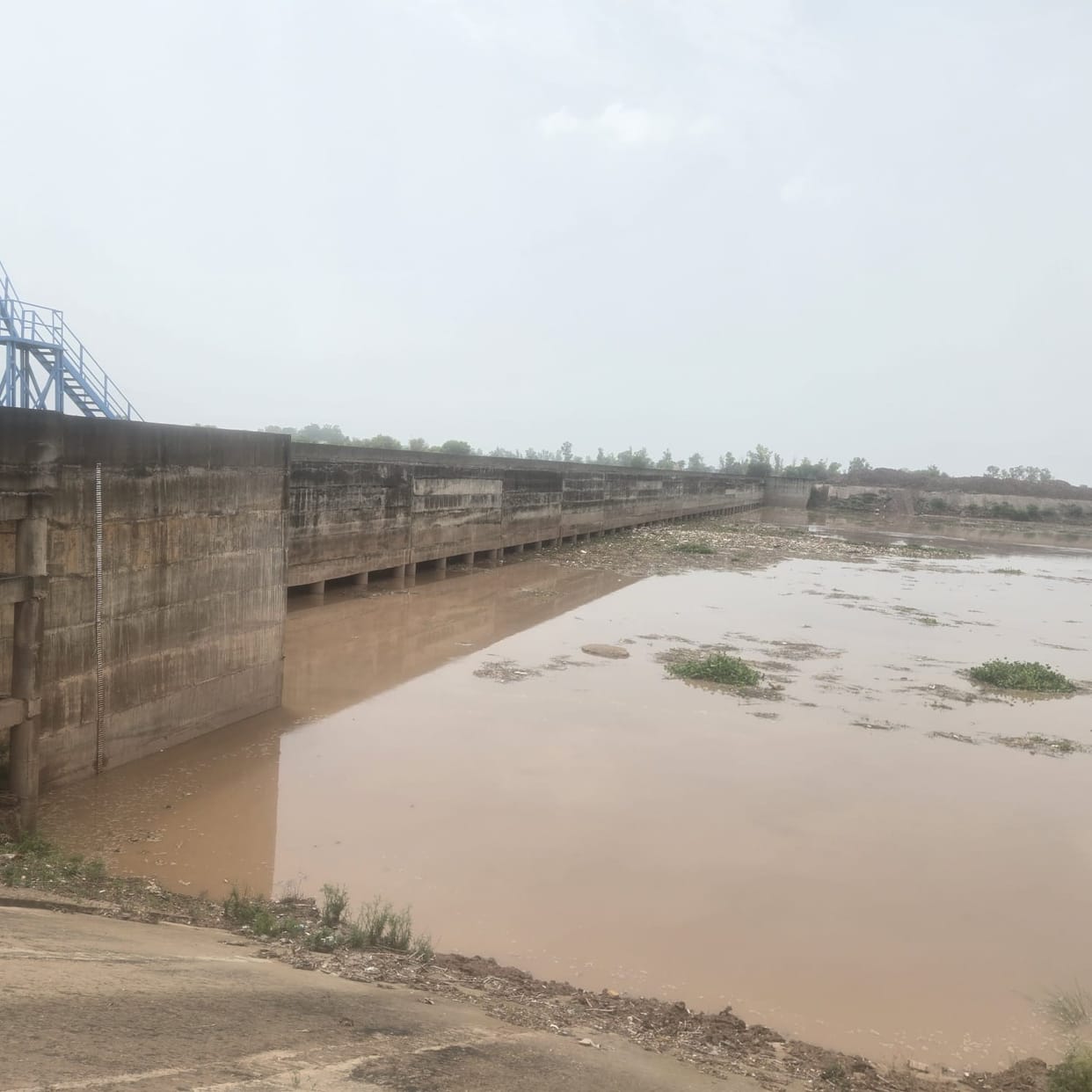The arrival of water in the Ghaggar River has sparked fears of flooding among the people.