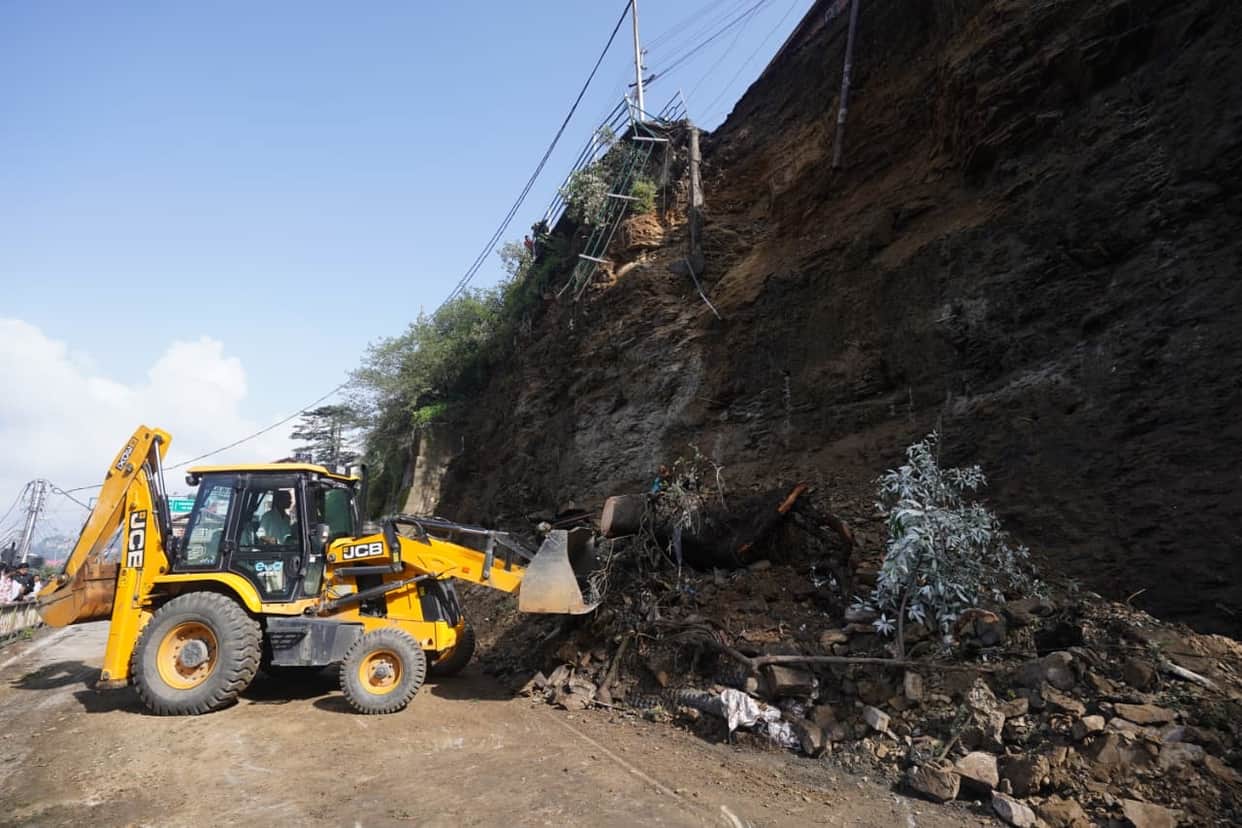Vegetable market road collapses; vehicular movement halted.