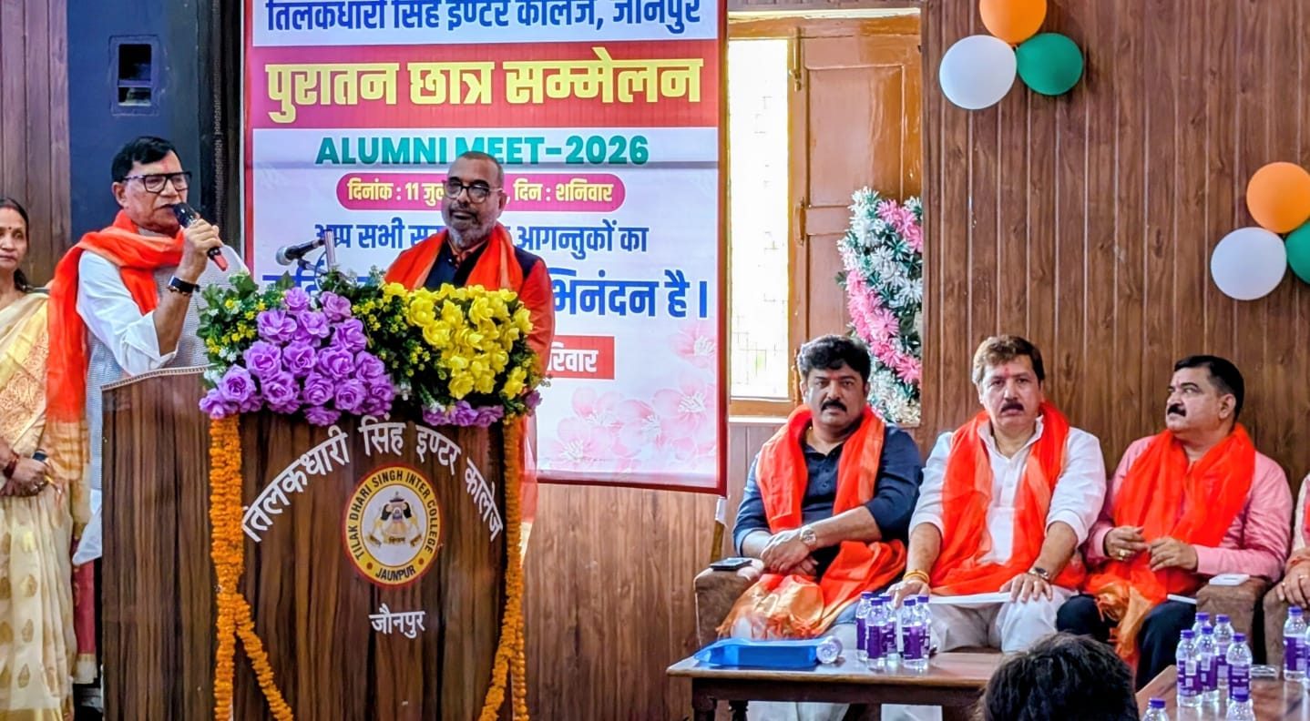 टीडी इंटर कालेज में पुरातन छात्र सम्मेलन को संबोधित करते महाराष्ट्र के पूर्व गृह राज्यमंत्री क