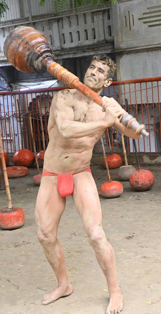Santiago, who arrived in Kashi for the seventh time, carried the traditional pair of maces.