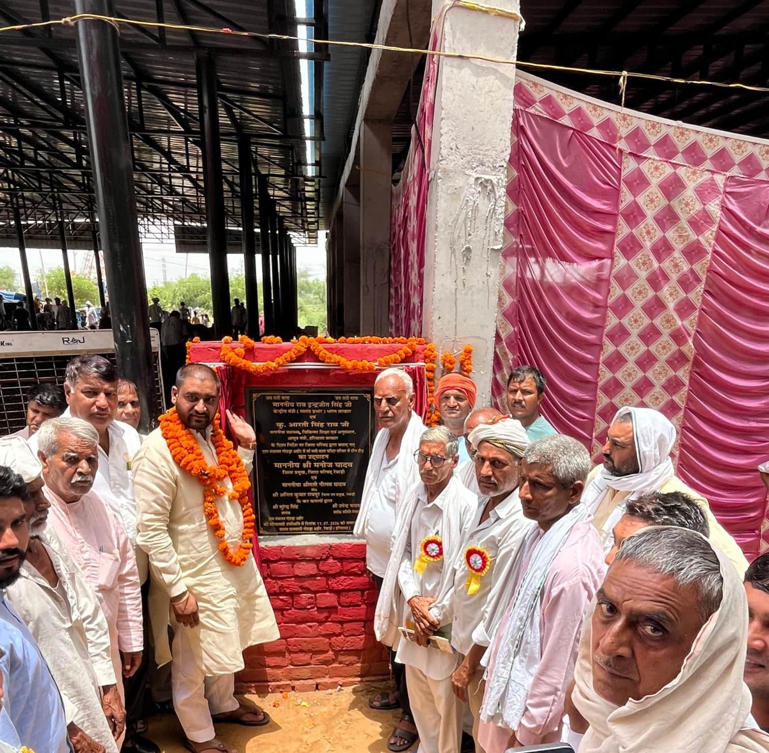 टीन शेड का उद्घाटन करते जिला प्रमुख मनोज यादव। स्रोत : प्रवक्ता