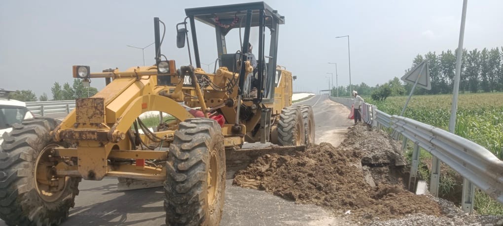 Filled the sunken edges and potholes of the expressway with soil.