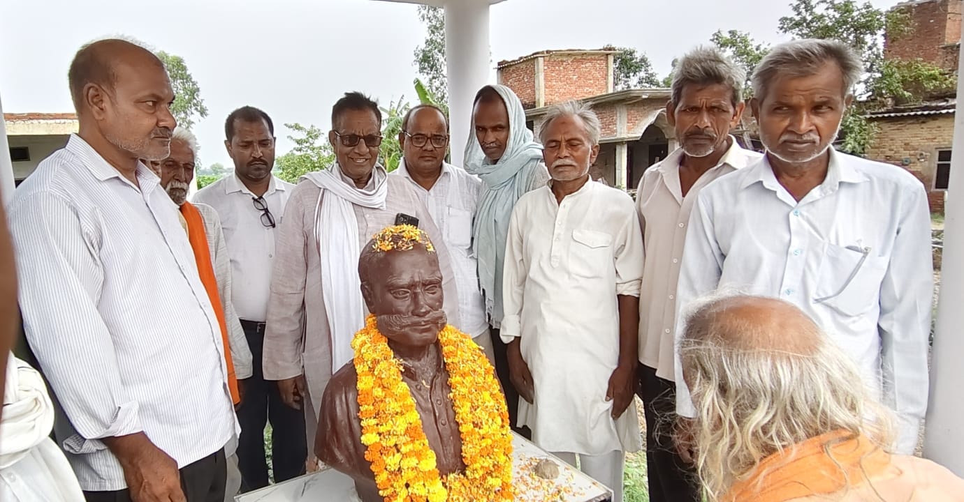 दरियाबाद में राजेंद्र मौर्य की पुण्यतिथि पर उनकी प्रतिमा पर माल्यार्पण करते ग्रामीण।