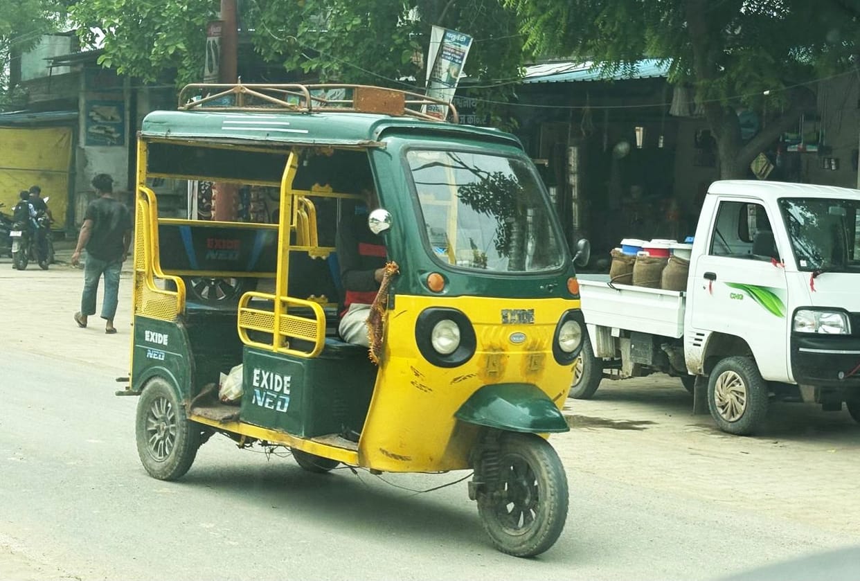 Minors at the wheel of e-rickshaws