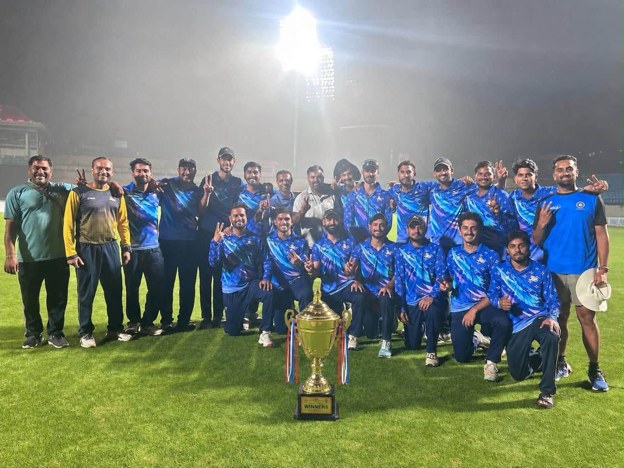धर्मशाला क्रिकेट स्टेडियम में चैलेंजर ट्रॉफी में विजेता ब्लू टीम। एचपीसीए