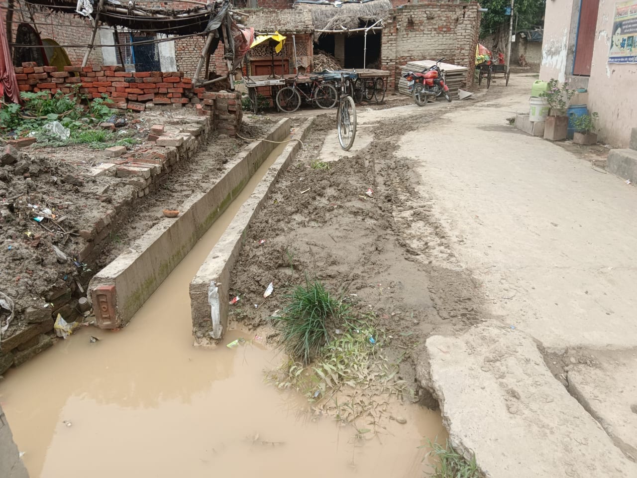 वार्ड नंबर 3 की दो महीने से अधूरी पड़ी नाली। संवाद