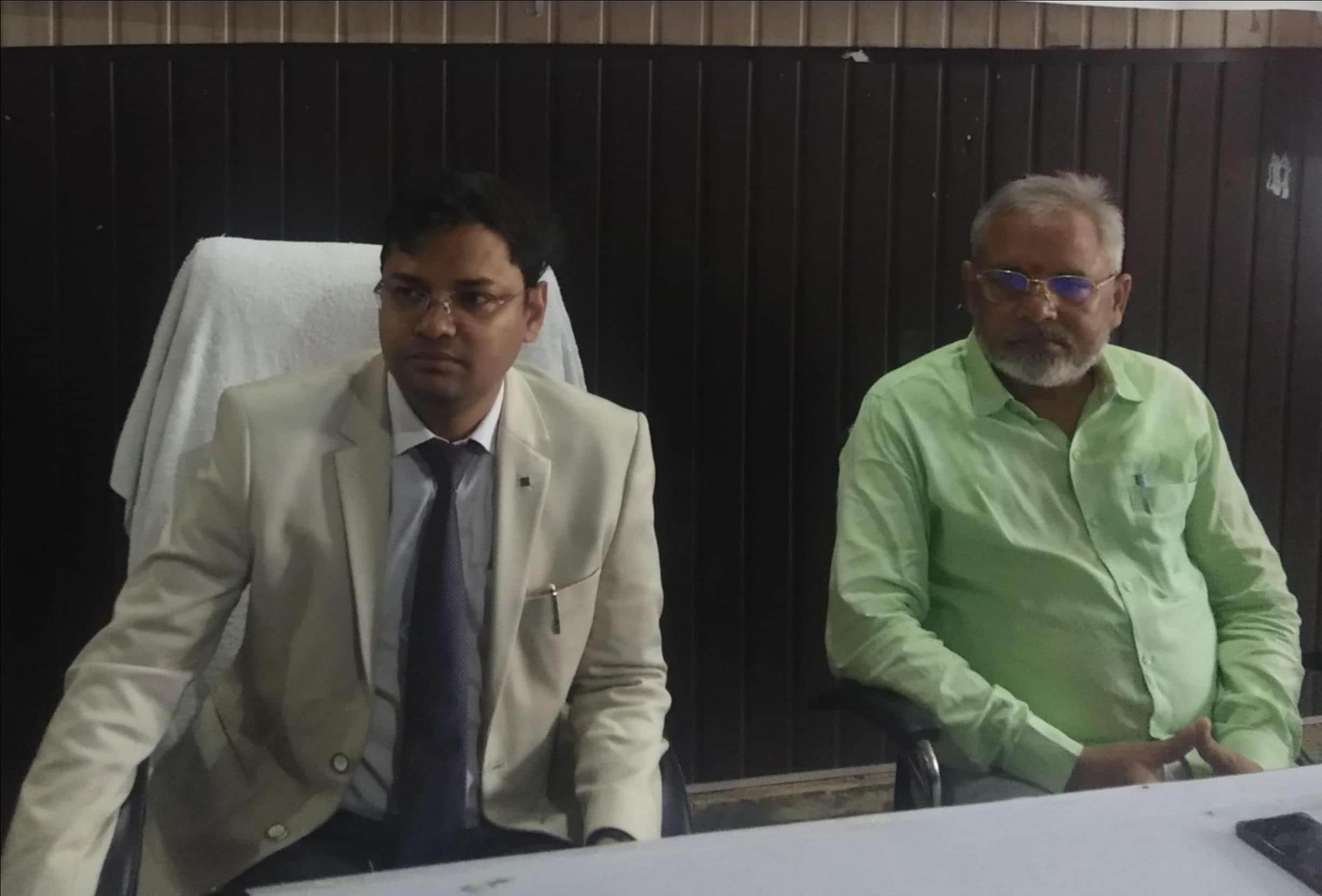 विश्व जनसंख्या दिवस पर आयोजित संगोष्ठी में जानकारी देते विधिक सेवा प्राधिकरण के सचिव व सिविल जज